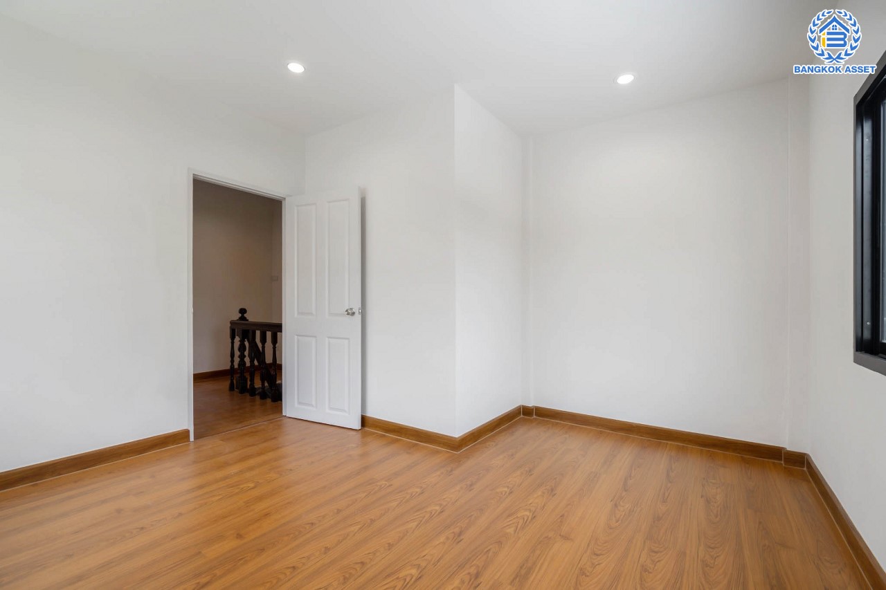 บ้านมือสองตกแต่งใหม่ ม.นันทนาการ์เด้นท์2 รัตนาธิเบศร์-ท่าอิฐ ทาวน์เฮ้าส์หลังใหญ่ ห้องริม แบรนด์ Property Perfect เนื้อที่ 34.5 ตร.ว. ฟังก์ชัน 2 ห้องนอน 2 ห้องน้ำ บนทำเลเดินทางสะดวก เชื่อมต่อหลายเส้นทาง ใจกลาง 2 เซ็นทรัลฯ เพียง 5 นาทีถึงรถไฟฟ้า "สถานีบางรักน้อยท่าอิฐ"